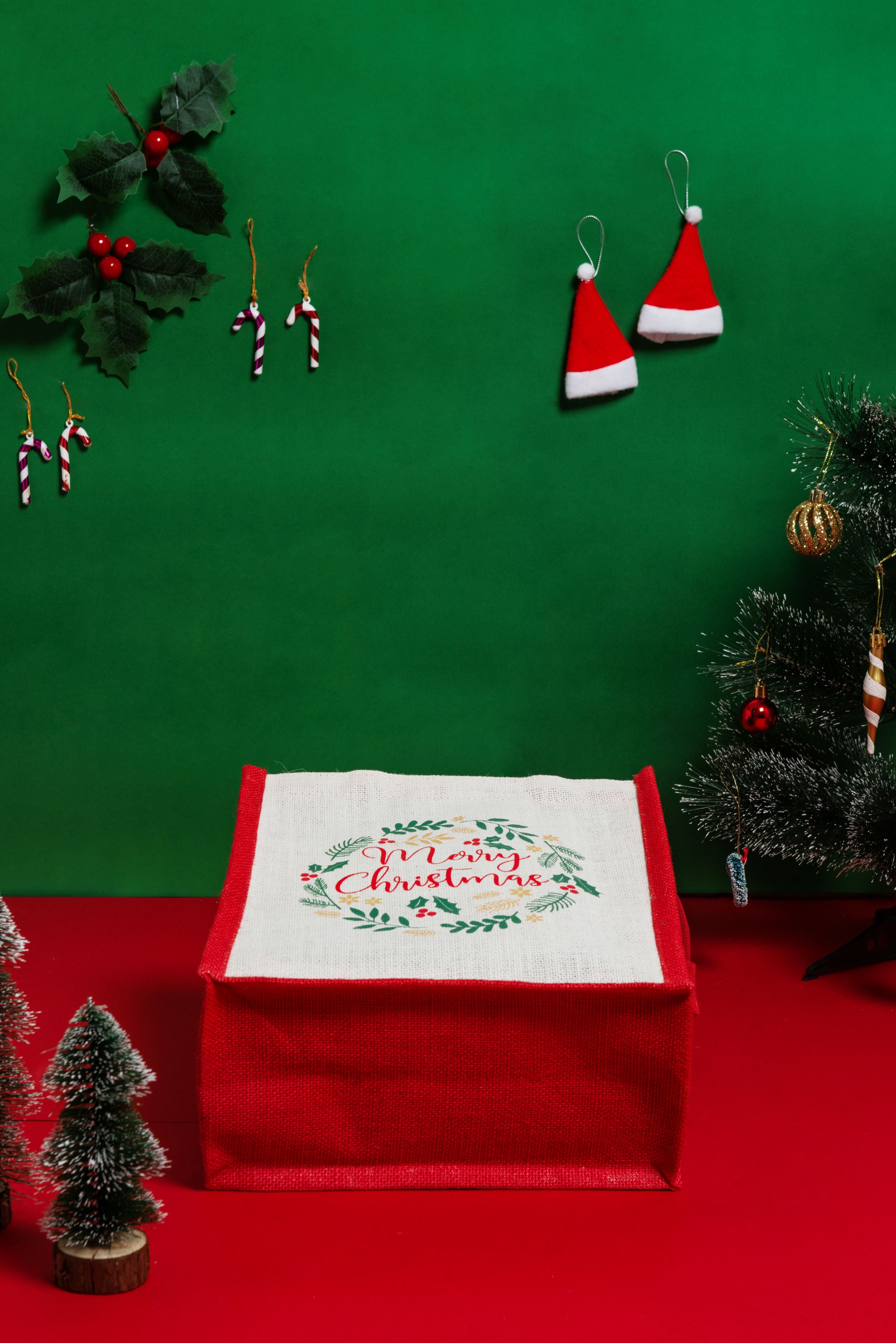 12 X 11 X 6 MERRY CHRISTMAS WREATH PRINT BAG (B-295-3-WHITE/RED)